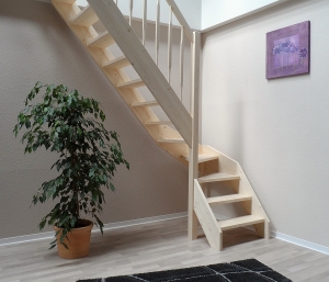 Nebentreppe für den kleinen Platz, 1/4 Wendelung ab 3. Stufe, mit Geländer Holz Sprossen Rechteckstab, 61 cm breit