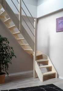 Nebentreppe für den kleinen Platz, 1/4 Wendelung ab 3. Stufe, mit Pfostengeländer, 65 cm breit